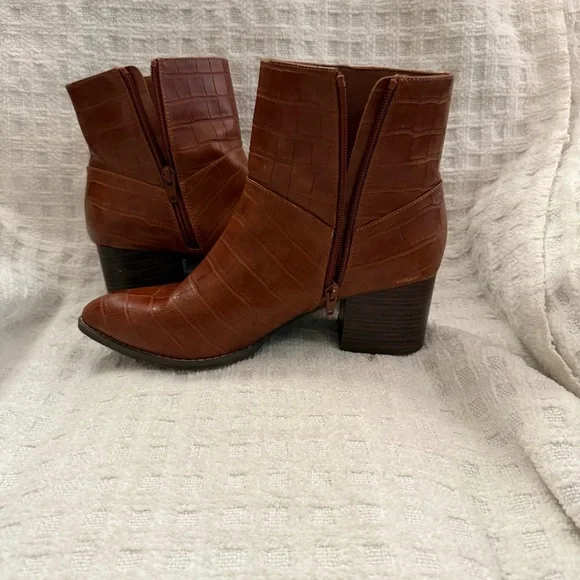 Melrose Ave Women’s Faux Leather Block Heel Side-Zip Pointed Toe Booties - Picture 6 of 12